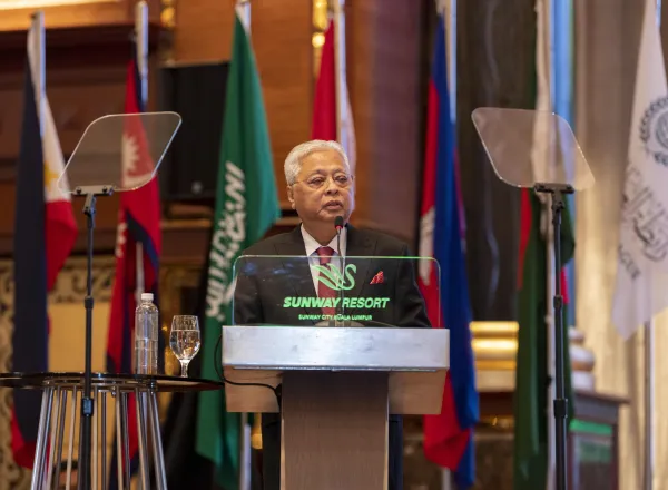 دولة رئيس وزراء ماليزيا، مفتتحاً “مؤتمر علماء جنوب شرق آسيا”: ‏نشعر بالفخر لاختيار رابطة العالم الإسلامي‬⁩ ماليزيا دولةً مضيفةً للمؤتمر
