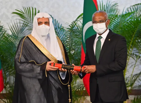 جمہوریہ مالدیپ کے صدر جناب ابراہیم صالح نے ڈاکٹر محمد العیسی کو اسلامی اتحاد اوردنیا میں ہم آہنگی اورامن کے فروغ کے لئے انکی خدمات کے اعتراف میں جمہوریہ کے اعزازی تمغہ سے نوازا