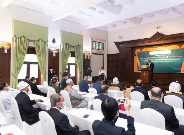 Mohammad Alissa a tenu une conférence dans la prestigieuse université royale de Thaïlande sur «L’alliance des civilisations»;