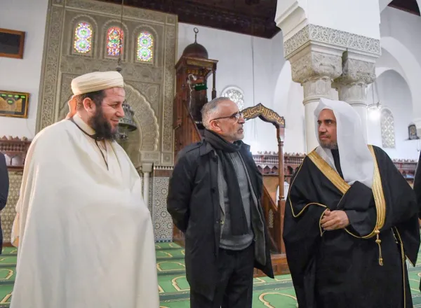 HE the MWL's SG meets with the Dean of the Islamic Institute in Paris Dr. Daleel Abu Bakr &amp; a number of scholars and intellectuals during his visit to the Grand Mosque in Paris