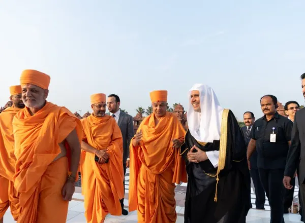Yang Mulia Sekretaris Jenderal LMD, Ketua Asosiasi Ulama Muslim, Syekh Dr.Mohammad Al-issa mengunjungi para pemimpin Hindu di kantor pusat mereka di India, di mana mereka membahas beberapa topik yang menjadi kepentingan bersama.