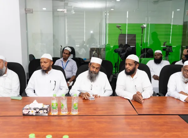 Le SG de la Ligue Islamique Mondiale s’est réuni à Colombo avec le président de l’Association des savants du Sri Lanka et avec ses membres qui ont apprécié la visite de la LIM qui a soulevé l’importance du rôle de l’association pour assurer l’harmonie religieuse et ethnique.