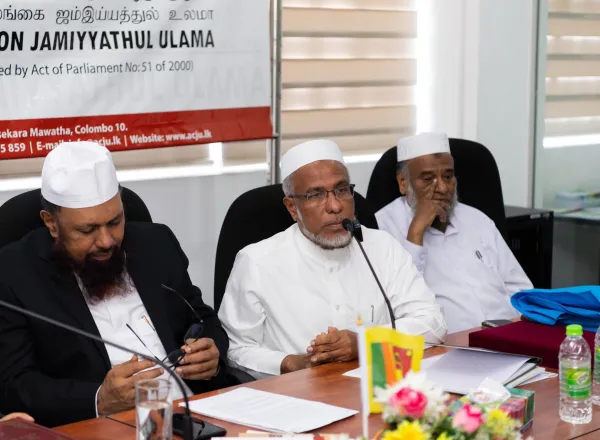 Le SG de la Ligue Islamique Mondiale s’est réuni à Colombo avec le président de l’Association des savants du Sri Lanka et avec ses membres qui ont apprécié la visite de la LIM qui a soulevé l’importance du rôle de l’association pour assurer l’harmonie religieuse et ethnique.