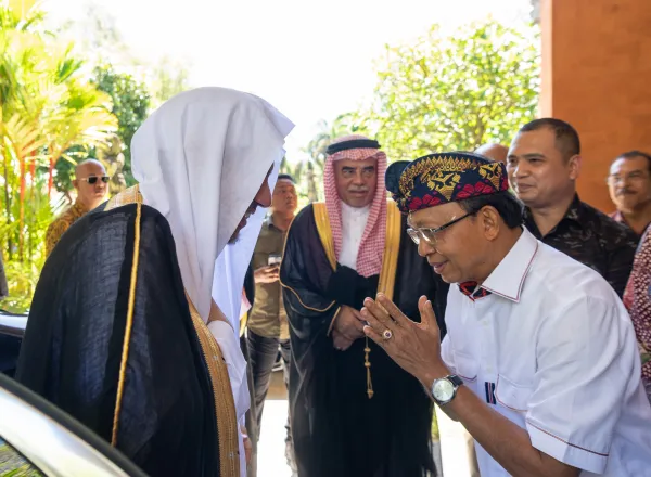 His Excellency Sheikh Dr. Mohammed Al-Issa arrives in Bali to chair the R20 Summit