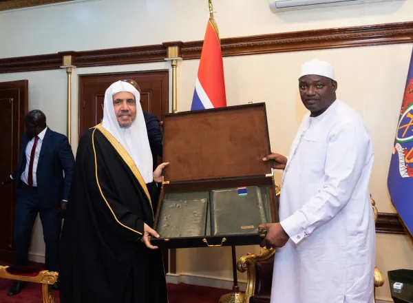 Le Président de la République de Gambie Adama Barrow remet à  Mohammad Alissa le prix d’« Ambassadeur de la paix internationale », lors d’une grande célébration organisée à Banjul.