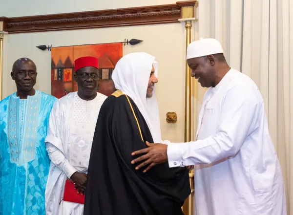Le Président de la République de Gambie Adama Barrow remet à  Mohammad Alissa le prix d’« Ambassadeur de la paix internationale », lors d’une grande célébration organisée à Banjul.