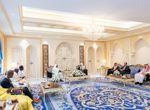 Yang Mulia Sekretaris Jenderal dan Ketua Asosiasi Cendekiawan Muslim, Yang Mulia Sheikh Dr. Muhammad Al-Issa, bertemu di kantornya di Makkah Al-Mukarramah, Yang Mulia Sheikh Mahmoud Dicko, pemimpin agama terkemuka di Mali dan semua Afrika.