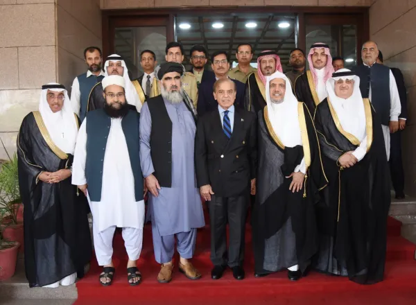 Le président Shehbaz Sharif : "Je suis fier de suivre vos efforts, et nous vous exprimons notre gratitude pour votre grand rôle dans l'unification des érudits de la nation et la mise en évidence de la véritable image de l'islam".