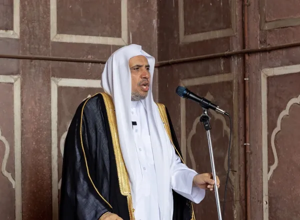شرفُ اعتلاء منبر لم تعتلِه شخصية من خارج الهند طوال 400 عامٍ! الأمين العام لرابطة العالم الإسلامي يُلقي خطبة الجمعة ويؤم المصلين في الجامع الكبير في نيودلهي