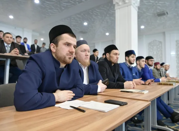 بحمد الله، حقق التحديثُ المستمرُّ لخطط ⁧‫رابطة العالم الإسلامي‬⁩ في نشر اللغة العربية عالميًّا، تحوّلاً نوعيًّا كبيرًا، حيث جدَّدت ووسّعت البرامج الموجهة للمدارس والمعاهد والمراكز الإسلامية حول العالم