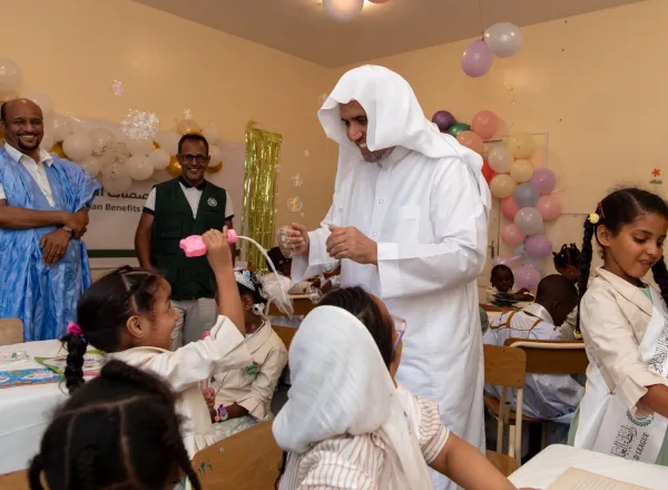 رابطة العالم الإسلامي‬⁩ تسلِّم المخصصات المالية السنوية للمستفيدين من الأيتام، ضمن البرنامج الخاص بـ "كفالة الأيتام" في القارة الأفريقية، الذي دشَّنه معالي الأمين العام