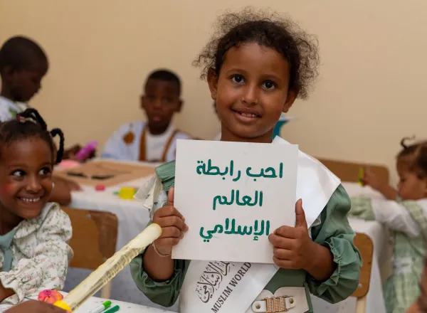 رابطة العالم الإسلامي‬⁩ تسلِّم المخصصات المالية السنوية للمستفيدين من الأيتام، ضمن البرنامج الخاص بـ "كفالة الأيتام" في القارة الأفريقية، الذي دشَّنه معالي الأمين العام