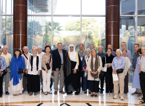 ‏Yang Mulia Sekretaris Jenderal LMD, Ketua Asosiasi Ulama Muslim, Syekh Dr. Mohammed Al-Issa menerima delegasi akademik Alumni Universitas Harvard dipimpin oleh mantan Duta Besar AS untuk Afghanistan