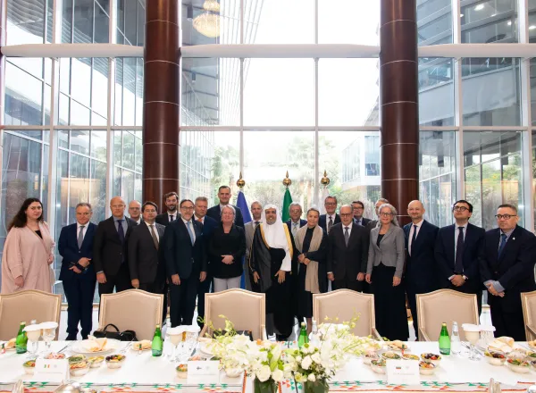 جناب دبيركل و رئيس انجمن علمای مسلمان، آقای دکتر شيخ محمد العیسی در شعبه پایگاه فرعی سازمان همبستگی در ریاض با سفیران اتحادیه اروپا در مملکت عربستان سعودی دیدار کرد.