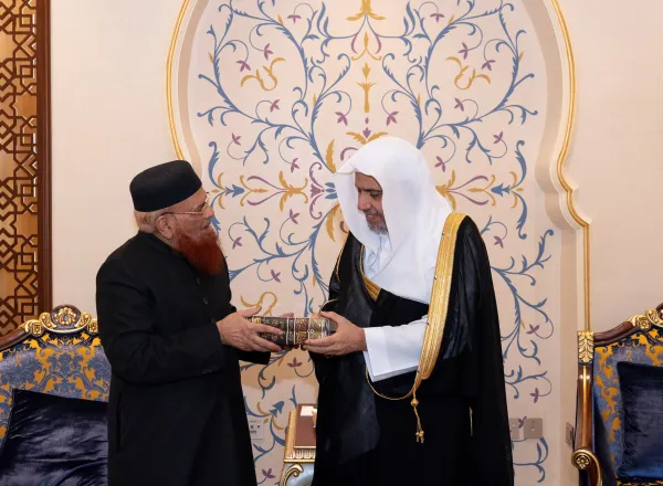 استقبل معالي الأمين العام، رئيس هيئة علماء المسلمين، فضيلة الشيخ د. ⁧‫محمد العيسى‬⁩ ‬⁩ في مكتبه بمكة المكرمة سماحة المفتي بجمهورية باكستان الإسلامية، الشيخ الدكتور محمد تقي العثماني