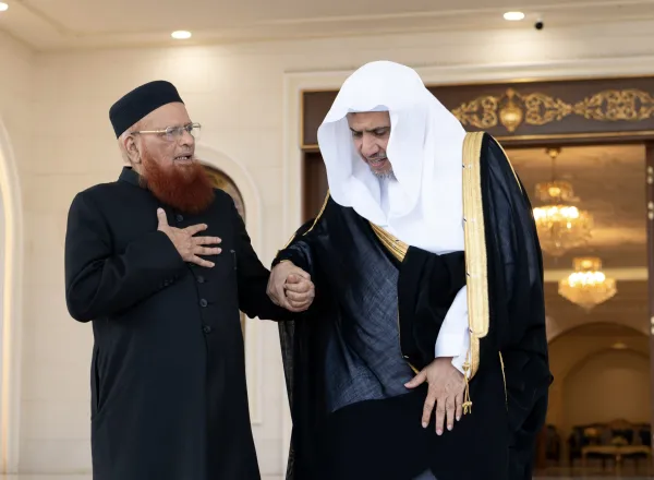 استقبل معالي الأمين العام، رئيس هيئة علماء المسلمين، فضيلة الشيخ د. ⁧‫محمد العيسى‬⁩ ‬⁩ في مكتبه بمكة المكرمة سماحة المفتي بجمهورية باكستان الإسلامية، الشيخ الدكتور محمد تقي العثماني