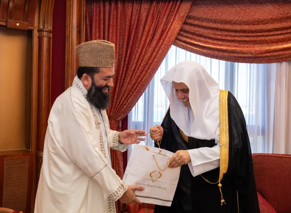 ‏التقى معالي الأمين العام، رئيس هيئة علماء المسلمين، فضيلة الشيخ د. محمد العيسى‬⁩ في مكتبه، فضيلة كبير الأئمة The Grand Imam رئيس منظمة أئمة ومجلس علماء باكستان، ومجلس أتباع الأديان، وإمام وخطيب الجامع الملكي بلاهور، الشيخ محمد عبدالخبير آزاد