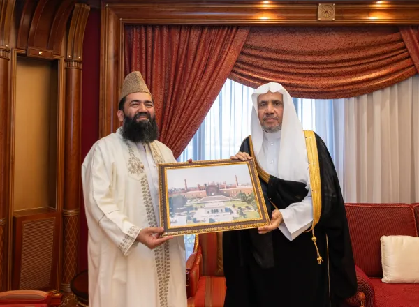 ‏التقى معالي الأمين العام، رئيس هيئة علماء المسلمين، فضيلة الشيخ د. محمد العيسى‬⁩ في مكتبه، فضيلة كبير الأئمة The Grand Imam رئيس منظمة أئمة ومجلس علماء باكستان، ومجلس أتباع الأديان، وإمام وخطيب الجامع الملكي بلاهور، الشيخ محمد عبدالخبير آزاد