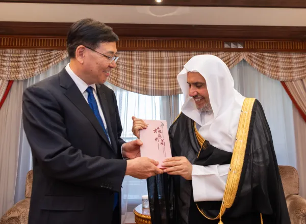 التقى معالي الأمين العام، رئيس هيئة علماء المسلمين، فضيلة الشيخ د. ⁧‫محمد العيسى‬⁩‬⁩ في المكتب الفرعي للرابطة بجدة، معالي رئيس الهيئة الوطنية للشؤون الدينية في جمهورية الصين، السيد الوزير تشين رويفنغ