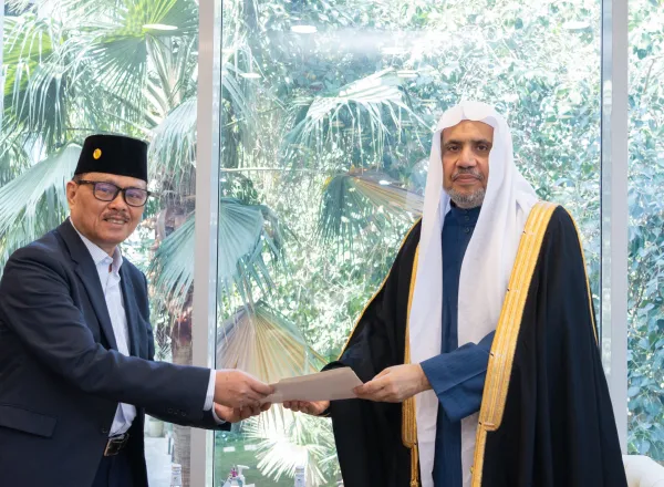 معالي الأمين العام، رئيس هيئة علماء المسلمين، فضيلة الشيخ د. محمد العيسى‬⁩، يلتقي في مقرِّ الرابطة الفرعي بالرياض، معاليَ الأمين العام، الرئيس التنفيذي للمفوضية الوطنية لشؤون مسلمي الفلبين