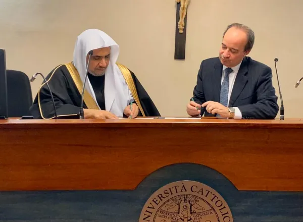 بدعوة من أكبر أكاديمية من نوعها في أوروبا بتخصصات علمية وإنسانية