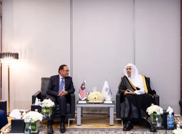 A Riyadh Le Premier Ministre de Malaisie, M. Anwar Ibrahim, rend visite au Secrétaire général, président de l'Organisation des savants musulmans, cheikh Mohammad Alissa. Son pays a salu