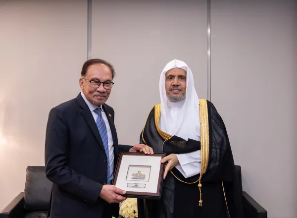 A Riyadh Le Premier Ministre de Malaisie, M. Anwar Ibrahim, rend visite au Secrétaire général, président de l'Organisation des savants musulmans, cheikh Mohammad Alissa. Son pays a salu