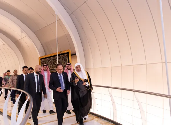 A Riyadh Le Premier Ministre de Malaisie, M. Anwar Ibrahim, rend visite au Secrétaire général, président de l'Organisation des savants musulmans, cheikh Mohammad Alissa. Son pays a salu