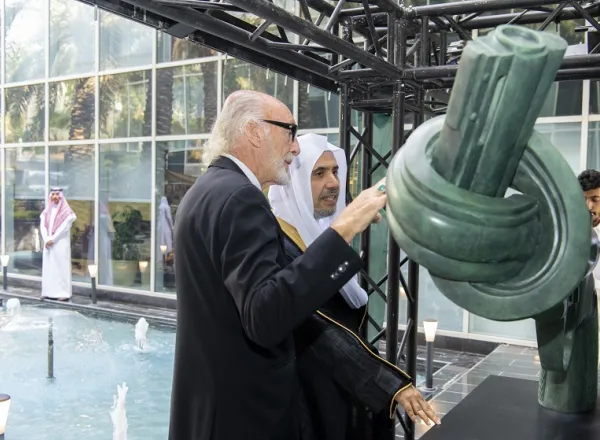 La LlM, les NU et une délégation suédoise célèbrent le symbole du « pistolet noué" au sous-siège de la LIM à Riyad, à l'occasion du Peace Day
