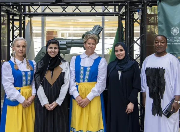 La LlM, les NU et une délégation suédoise célèbrent le symbole du « pistolet noué" au sous-siège de la LIM à Riyad, à l'occasion du Peace Day