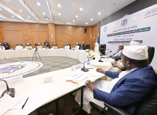 التقى معالي الأمين العام لرابطة العالم الإسلامي، رئيس هيئة علماء المسلمين، فضيلة الشيخ الدكتور محمد بن عبدالكريم العيسى‬⁩ ، بكبار العلماء في الصومال، في لقاءٍ علميٍّ وفكريٍّ حافل
