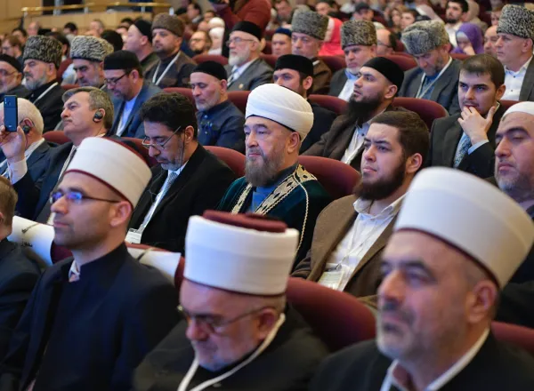 فضيلة الشيخ عبد اللطيف دريان مفتي الجمهورية اللبنانية متحدثاً من موسكو في مؤتمر الرابطة، مستعرضاً معالمَ مهمةً في قيم الإسلام