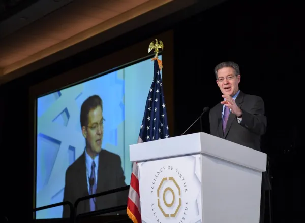 Le Secreitary General s'exprimant sur le rôle d'une "alliance mondiale commune aux adeptes des diverses religions et à tous les pacifistes" durant l'important congrès international de Washington