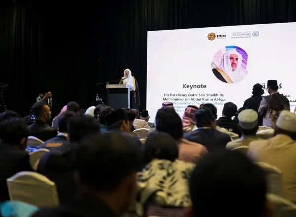 El Secretario General de la Liga del Mundo Islámico inaugura en Malasia la conferencia «La fe a la luz de la ciencia y las evidencias contemporáneas»