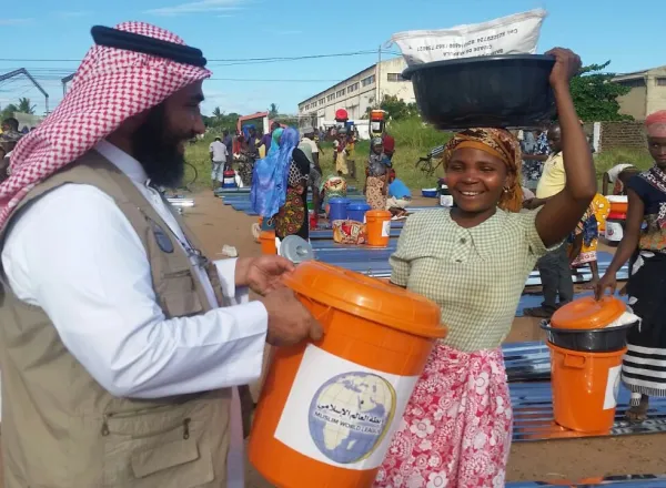 منسوبو الرابطة حاضرون لمد يد العون في كل حين