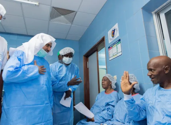 Un message de miséricorde pour le monde:  La LIM aide les personnes démunies sans distinction dans 95 pays avec des programmes de développement de prise en charge et de secours pour les orphelins les malades et les réfugiés, avec comme objectif: la bienve