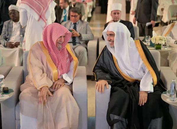 ينفرد التطبيق بغطاءٍ شرعيٍّ دوليٍّ جرى العمل عليه على مدى سنواتٍ طويلة، من قِبَل كبار الفقهاء والخبراء، بهدف إنهاء حالة التضارب والتناقض المتداولة على نطاق واسع في عددٍ من البرامج الدينية، مع إضافة المزيد من الخدمات المهمة