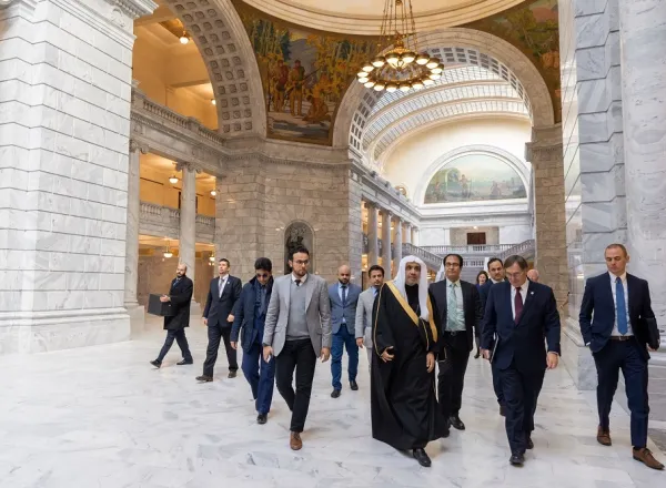 D.Mohammad Alissa a reçu une invitation officielle pour visiter l’Etat de Utah où il a rencontré son gouverneur M. Gary Robert pour traiter de sujets communs et avec il a échangé des présents.
