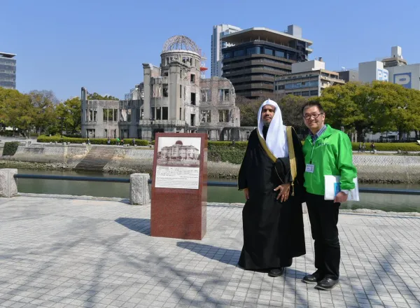 مدير متحف هيروشيما يُرحب بزيارة معالي الأمين العام د. محمد العيسى، مثمناً مشاعره الإنسانية والسِّلْمية .. فيما أهدى لمعاليه الكتابَ التفصيلي لتداعيات إلقاء القنبلة النووية "بغلاف صورة الساعة المتوقفة من لحظة إلقائها"