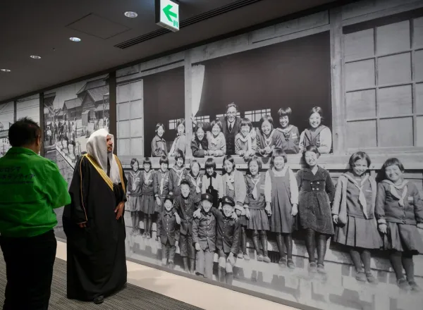 مدير متحف هيروشيما يُرحب بزيارة معالي الأمين العام د. محمد العيسى، مثمناً مشاعره الإنسانية والسِّلْمية .. فيما أهدى لمعاليه الكتابَ التفصيلي لتداعيات إلقاء القنبلة النووية "بغلاف صورة الساعة المتوقفة من لحظة إلقائها"
