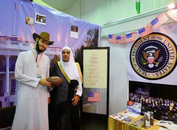 د. محمد بن عبد الكريم العيسى يزور مهرجان الثقافات والشعوب