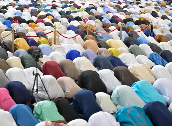 Hari ini, dari mimbar Masjid Nasional di ibu kota Nigeria, "Abuja":  Yang Mulia Syekh Dr. Mohammed Al-Issa  , menyampaikan khotbah Jumat dan mengimami para jemaah, dengan berfokus dalam khotbahnya pada petunjuk Al-Qur'an Al-Karim menuju jalan yang paling