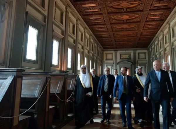 معالي أمين عام ⁧رابطة العالم الإسلامي⁩ الشيخ د. محمد العيسى يزور مكتبة (لاورنتسيانا) في ⁧فلورنسا⁩ الإيطالية، حيث كان في استقباله مدير المكتبة، مستعرضاً عدداً من الوثائق والمؤلفات التاريخية، من بينها 11 ألف مخطوط نادر، تشمل 100 مخطوط للقرآن الكريم