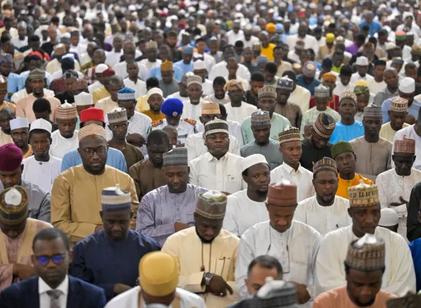 Hari ini, dari mimbar Masjid Nasional di ibu kota Nigeria, "Abuja":  Yang Mulia Syekh Dr. Mohammed Al-Issa  , menyampaikan khotbah Jumat dan mengimami para jemaah, dengan berfokus dalam khotbahnya pada petunjuk Al-Qur'an Al-Karim menuju jalan yang paling