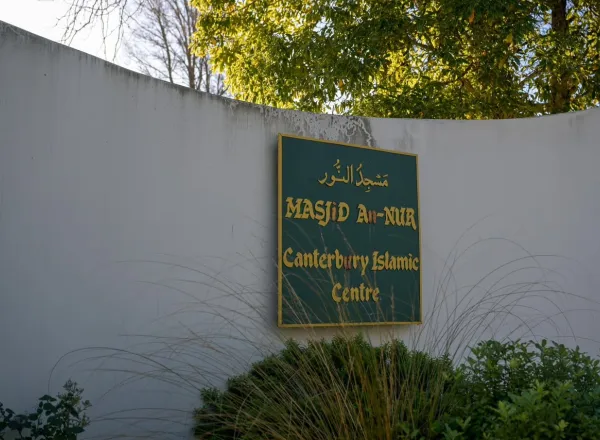 دبیرکل سازمان همبستگی جهان اسلام از مسجد النور در کرایست‌چرچ نیوزیلند بازدید کرد و از تقبل بازسازی آن توسط این سازمان خبر داد