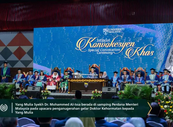 menganugerahkan gelar Doktor Kehormatan dalam Ilmu Politik kepada Yang Mulia Sekretaris Jenderal LMD, Ketua Asosiasi Ulama Muslim, Syekh Dr. Mohammed Alissa