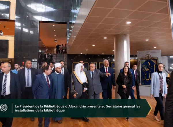 En présence de près de 1600 personnes, parmi lesquelles des Ministres, des directeurs d'universités, des doyens de facultés, des universitaires et des étudiants :