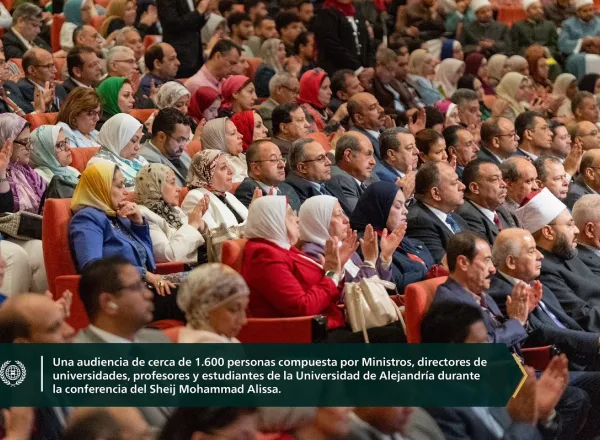 En presencia de cerca de 1600 personas, entre ellas Ministros, directores de universidades, decanos de facultades, académicos y estudiantes: