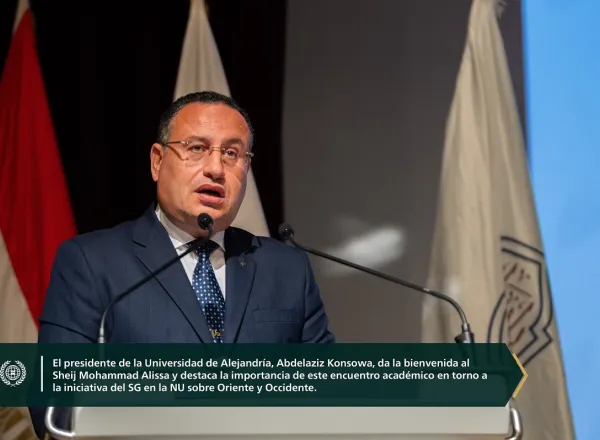 En presencia de cerca de 1600 personas, entre ellas Ministros, directores de universidades, decanos de facultades, académicos y estudiantes: