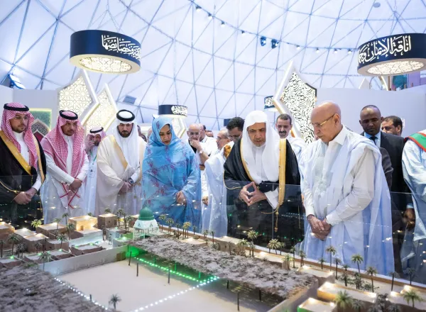 Dans le cadre du plan d’expansion internationale du musée, et en présence du Secrétaire général de la Ligue, des membres du corps diplomatique et de hautes personnalités, le Président mauritanien a inauguré le Musée sur la tradition prophétique à Nouakchott.